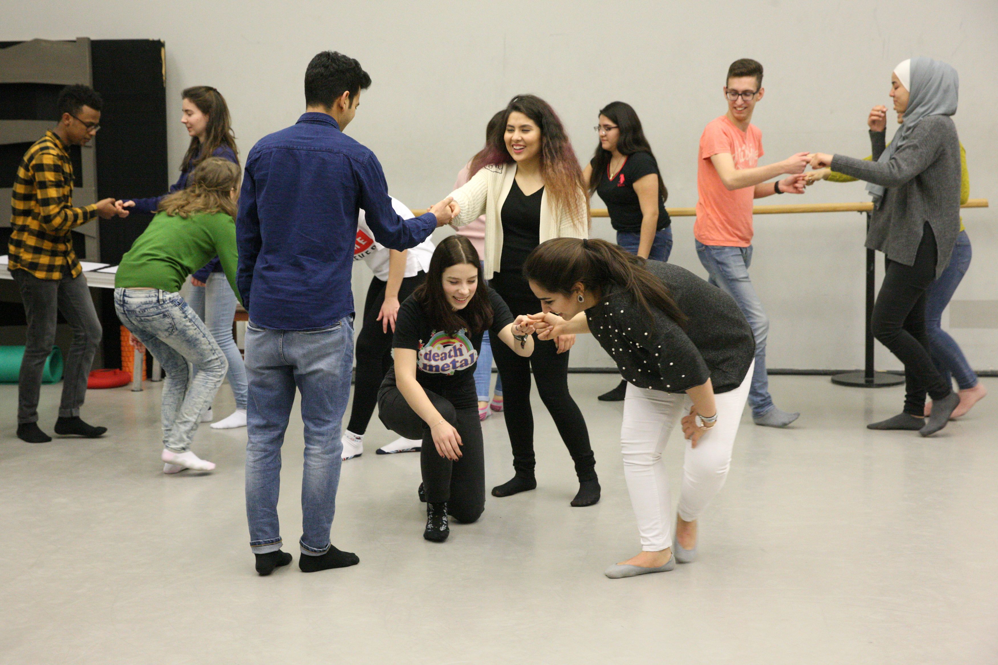 Junge Erwachsene machen in der Gruppe eine theaterpädagogische Übung
