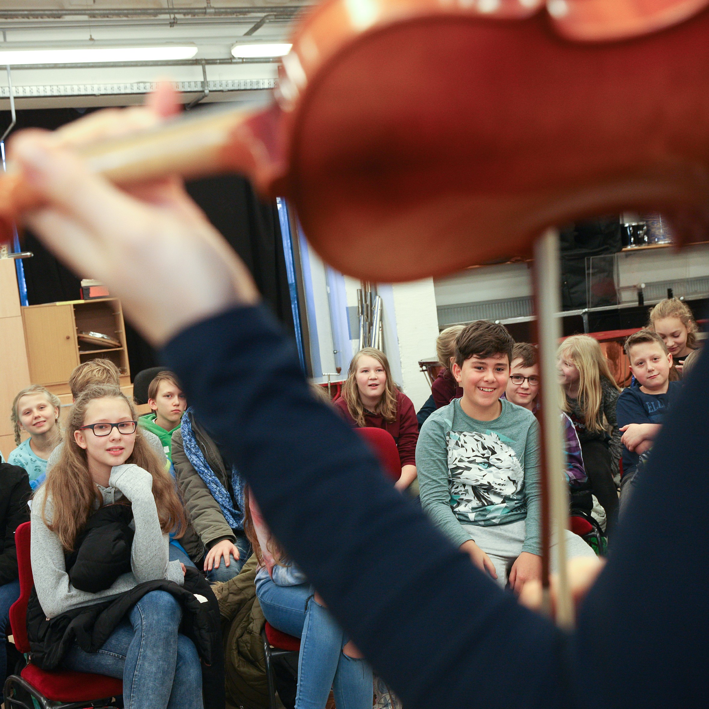 Harfenistin Verena Lorenz zeigt Kindern ihr Instrument